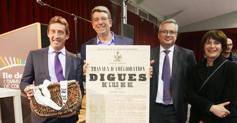 Le maire d’une ville française prononce un discours lors de la cérémonie des vœux de janvier, devant un public attentif